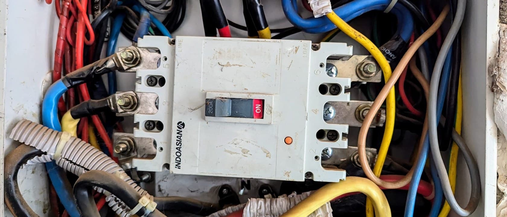 Elektrikar pregleduje razdelilno tablo v stanovanju